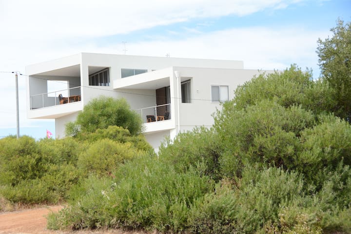 The Beach House – Holiday home with ocean views.