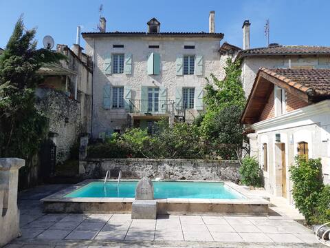 Pool residence with panoramic view - Dordogne