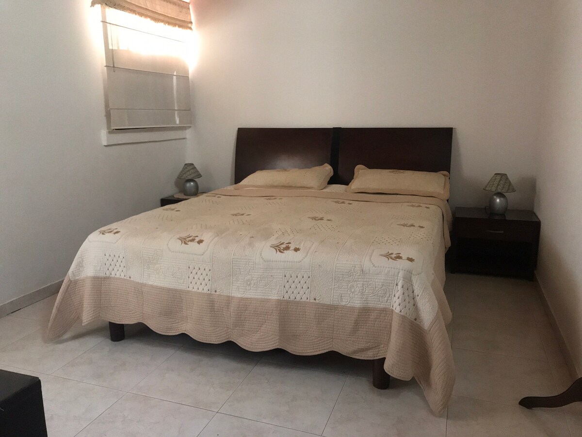 Hoofdkamer, met 2x2 airconditioning bed, uitstekende ventilatie, aparte badkamer en kleedkamer.