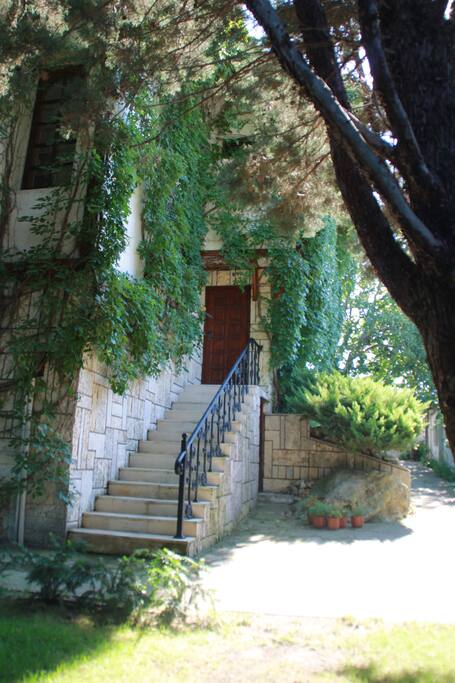 main entrance, bienvenue