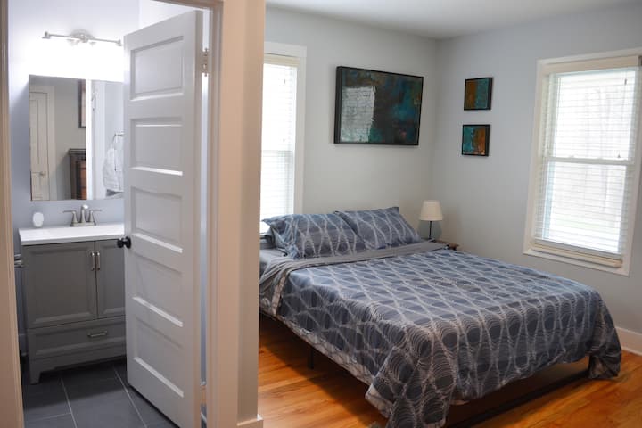 1st floor master bedroom with en-suite bathroom