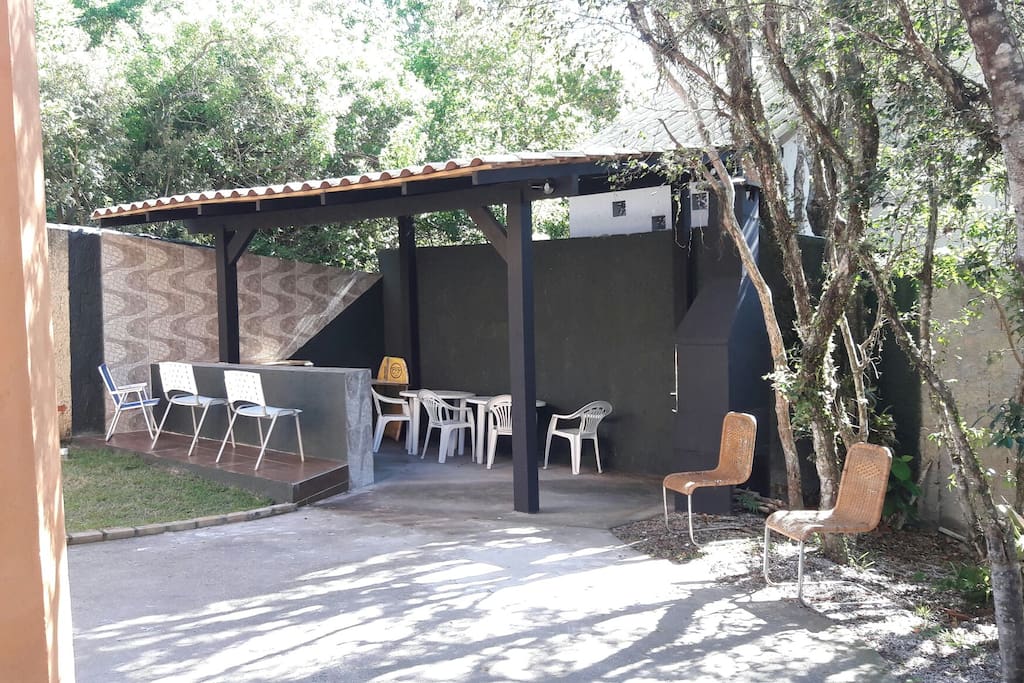 sala de festas externa com churrasqueira coberta.