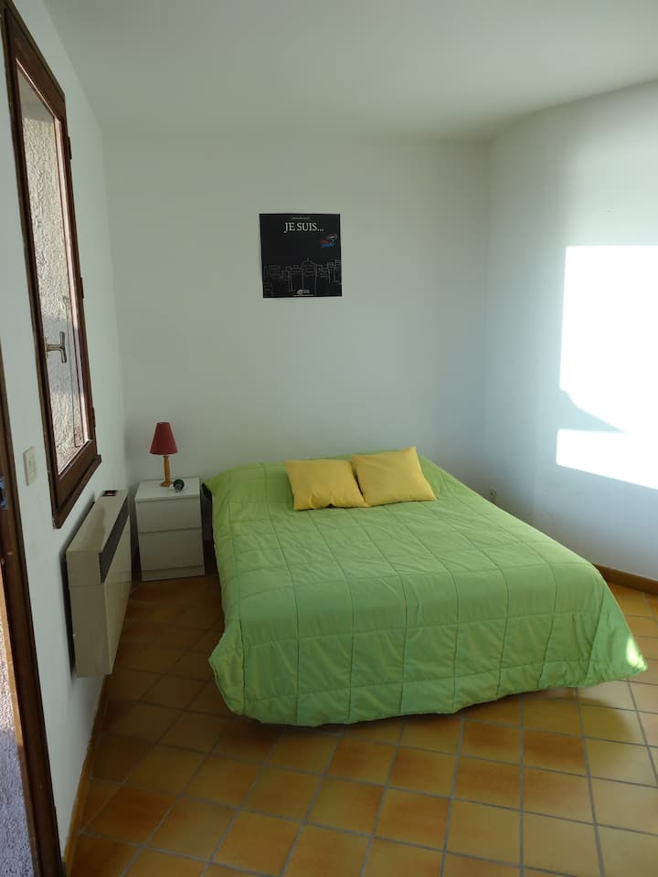 Dormitorio 4 con 1 cama doble y 2 literas