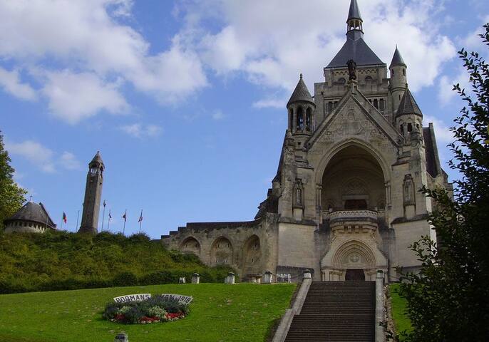 Champagne offered and billiards, Marne Valley.