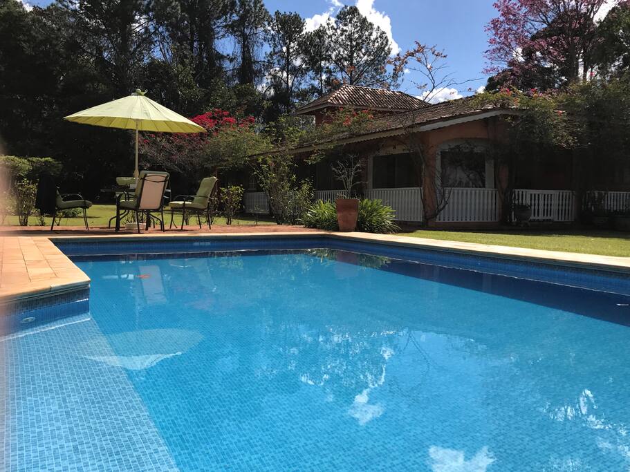 Piscina e Churrasqueira próximas a casa principal.