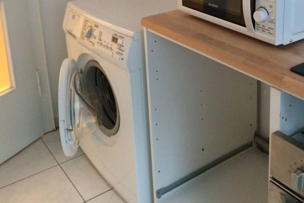キッチンに洗濯機があります。
