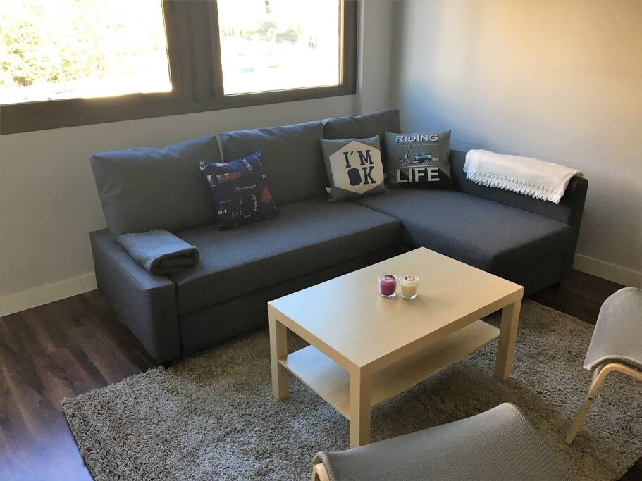 ZONA DE ESTAR COMPUESTA POR SOFA Y DOS BUTACAS