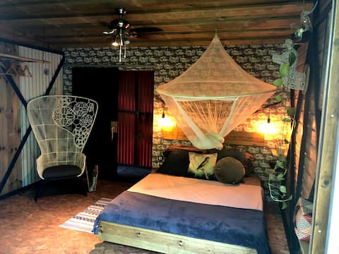 'The BIRD HOUSE' 🦜eco-cabane à la rivière.