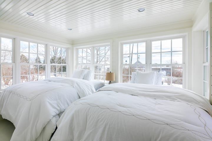 CHUMBA CHA JUA CHA ghorofa ya kwanza CHENYE JUA CHENYE vitanda 2 vya kifalme.  Madirisha  na milango yote ina vivuli.