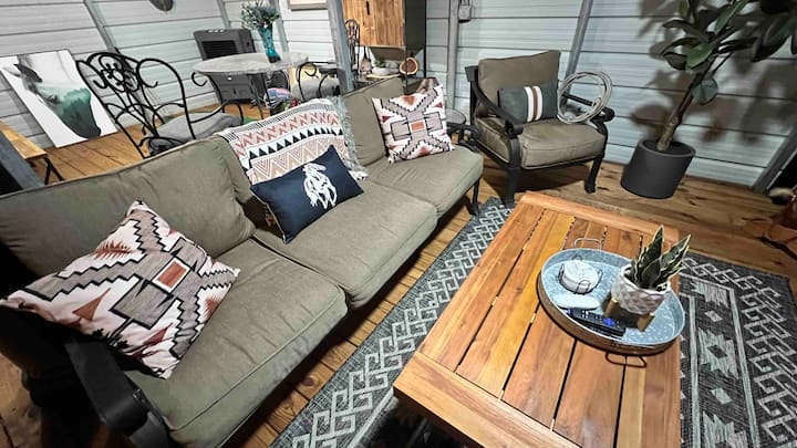 Dieses Wohnzimmer befindet sich in der Scheune direkt gegenüber dem Wohnmobil.