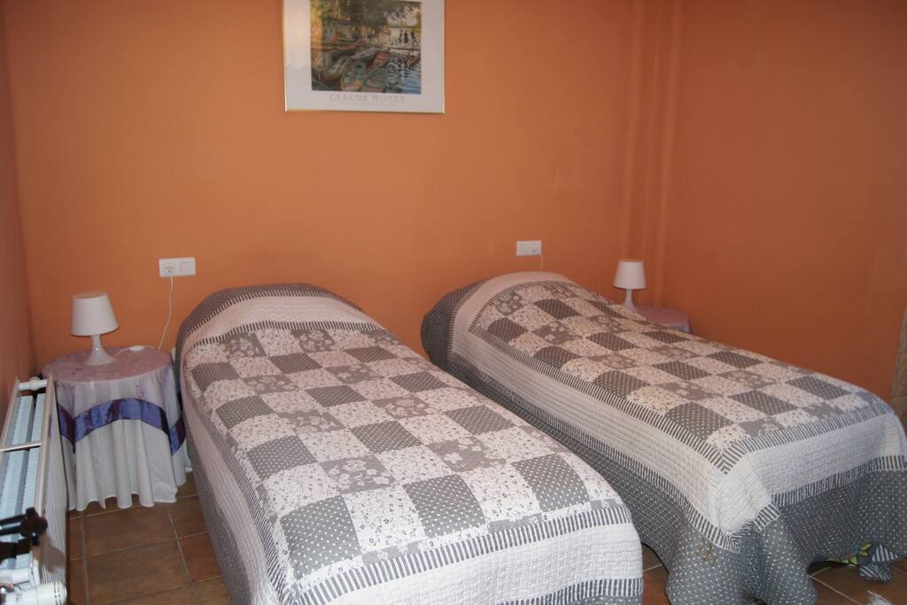 Slaapkamer 2 met 2 een persoonsbedden.