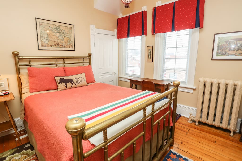 Queen bed with memory foam mattress and luxury linens. Ensuite.