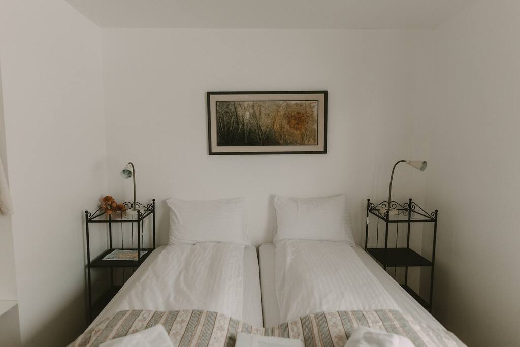 Double room with a private bathroom in the main building in Hestheimar.