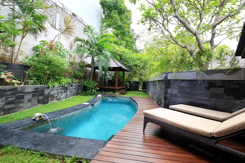 pool by day time