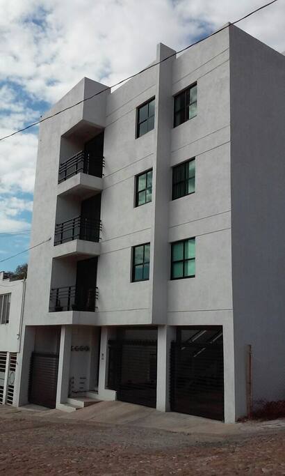 Edificio de 3 amplios departamentos