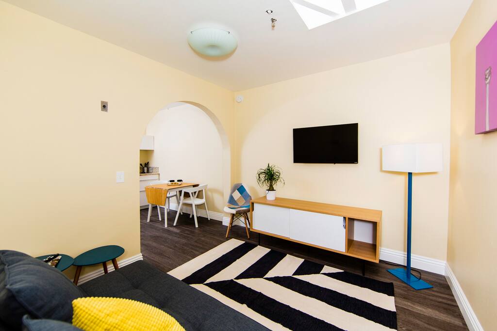 There's wifi, cable tv and a Chromecast connector.