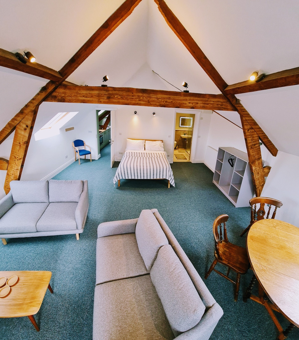 Hlavná dvojlôžková izba s vlastnou kúpeľňou, salónikom a jedálenským kútom. Televízor. Mapy a knihy. Dodáva sa šampónový sprchový gél a ručné umývanie. Žehliaca doska a žehlička. Fén 