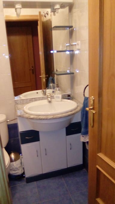 Baño individual. Inodoro, bidé, bañera y lavabo.