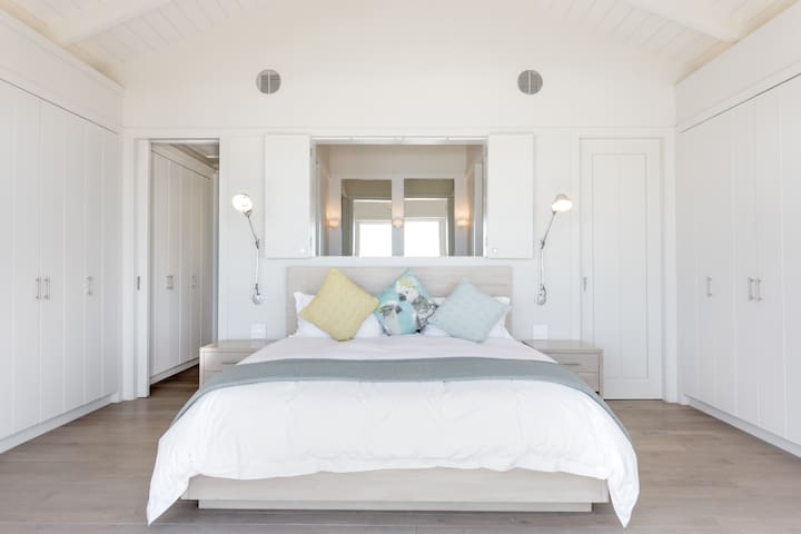 Breathe the Sea Air from a Chic Camps Bay Hideaway gallery image 2