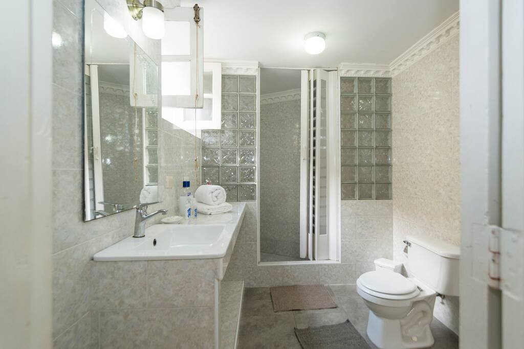 baño de la habitación guest house Imperio, como bien se puede ver impecable., agua fría y caliente las 24 horas.