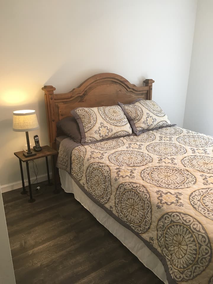 Dormitorio queen #1 con baño privado.