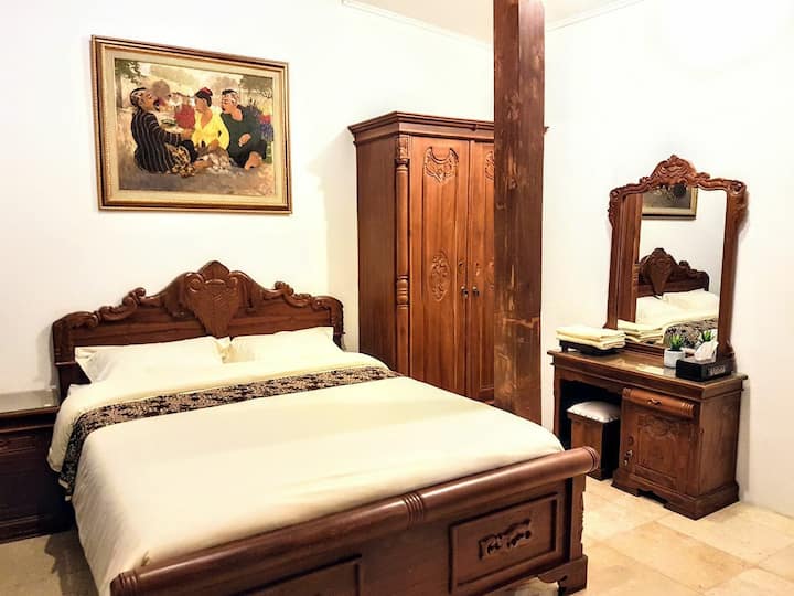 queen size bedroom