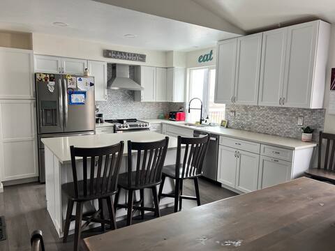 Hot Tub, Steam Shower, &  Gym in Charming Home!