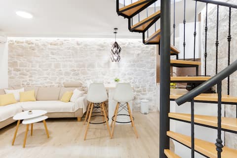 Top Airbnb: Stone house with a terrace in a small Dalmatian town in Slatine