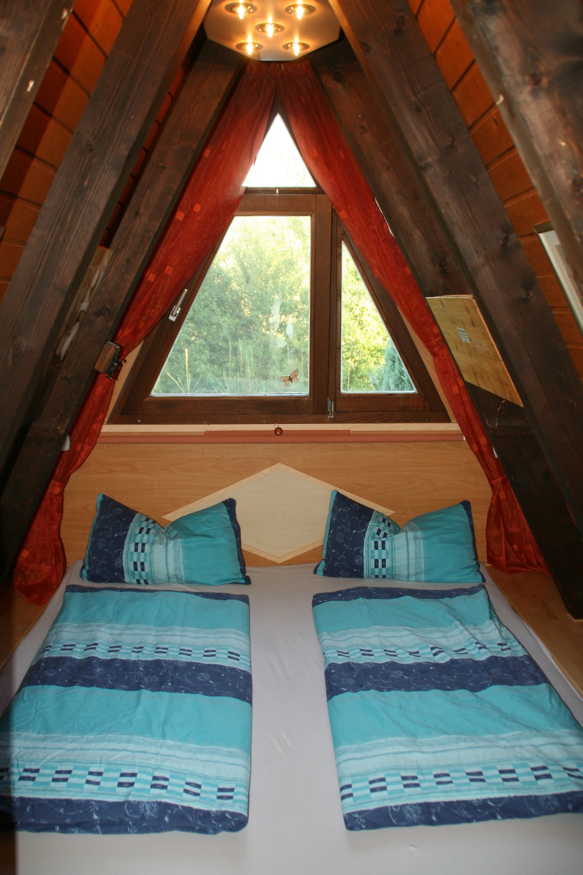 Hlavná spálňa s manželskou posteľou 180 x 200 cm