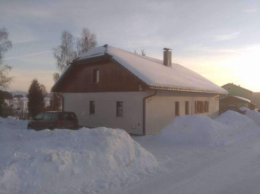 Haus Stadlau straßenseitig mit Parkplätzen