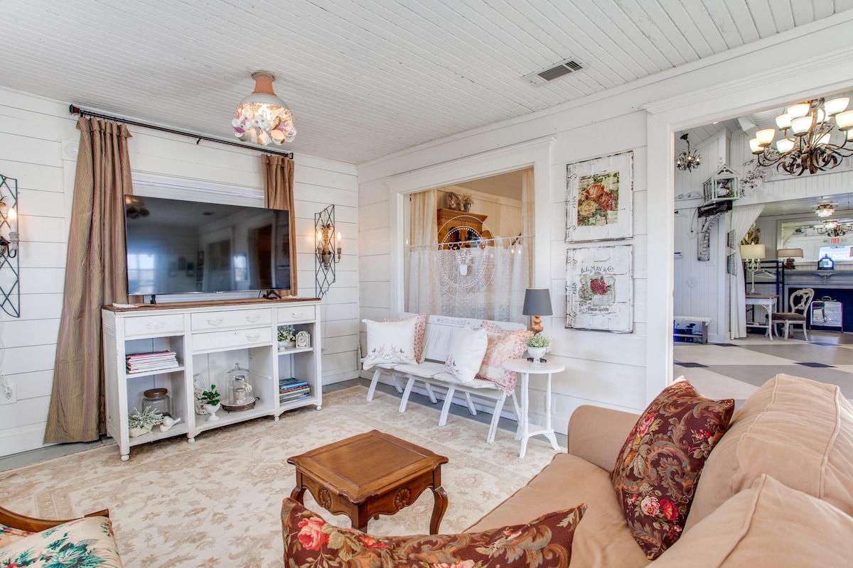 Successful Airbnb property: "Lady Butterbug Guesthouse" in Old McKinney in Mc Kinney