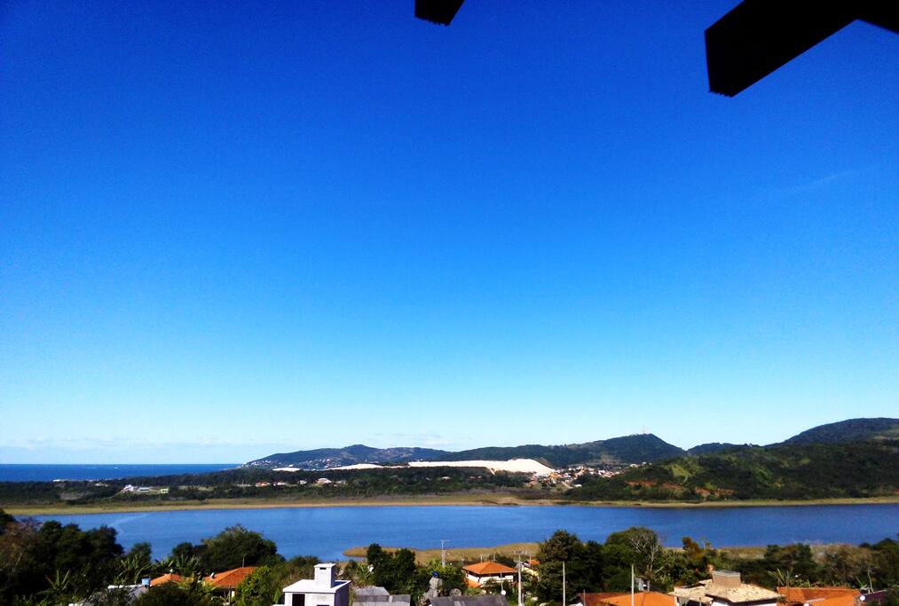 Vista da sala e da suite principal.