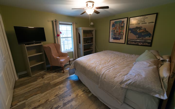 King size bedroom, 37" TV