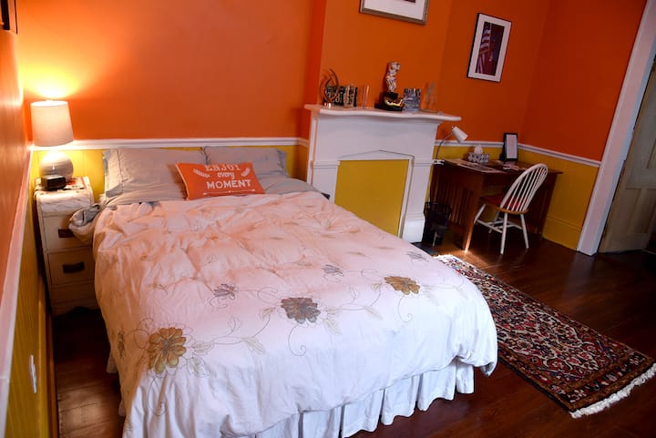 ห้องนอนที่สองพร้อมเตียงขนาดควีนไซส์และโต๊ะทำงาน