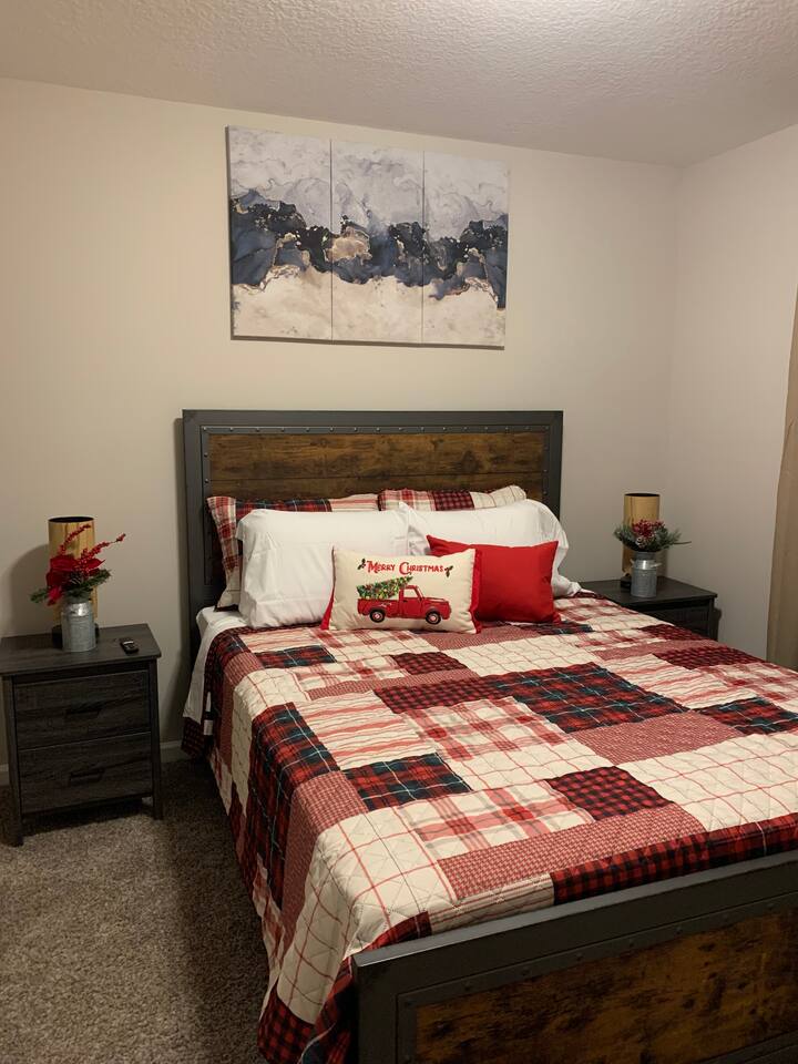 2nd guest room with Queen bed and 42 inch TV and entryway to 2nd bath,