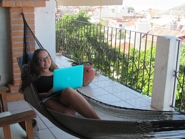 Work and Relax Minutes from Malecon & Beach Wifi