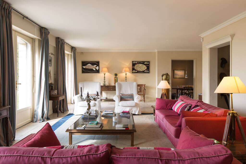 Grand salon donnant directement sur terrasse plein sud