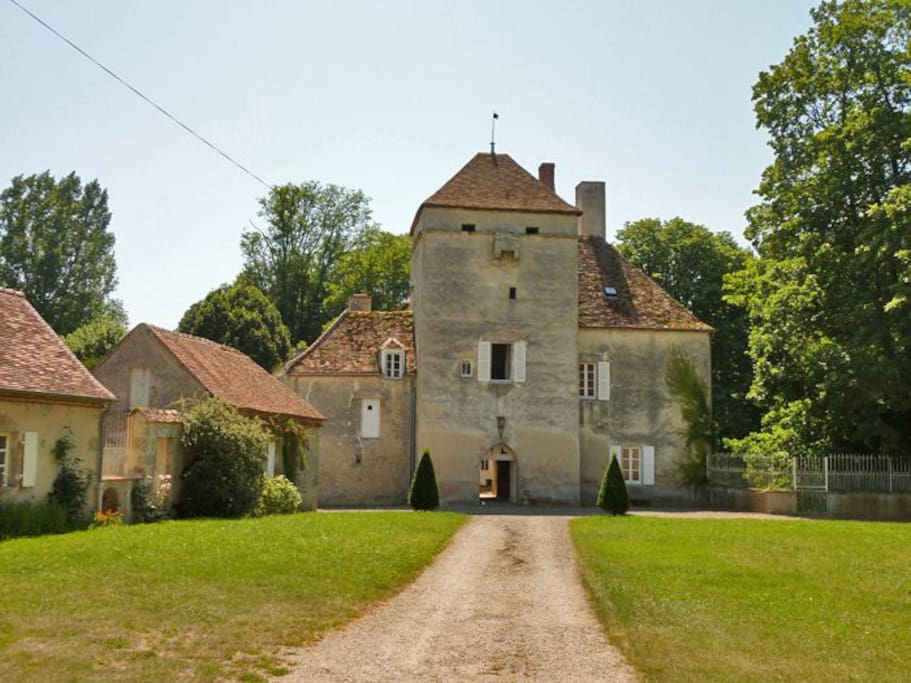 Château de Vesset cour d'arrivée