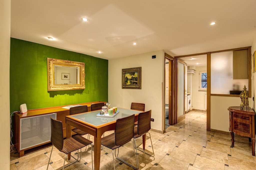The dining room: table with 6 chairs