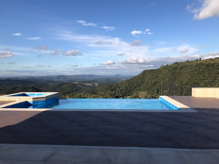 Piscina de borda infinita com visto para o cânion