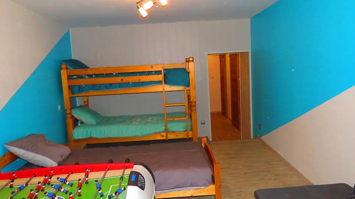 卧室1张双人床+1张单人床+ 1张双人床 