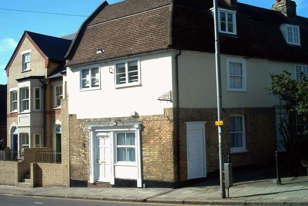 39 Castle Street. Windows on 2 sides!