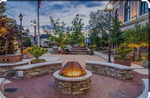 *Private-1,300 sq ft. Apartment/Loft Downtown
