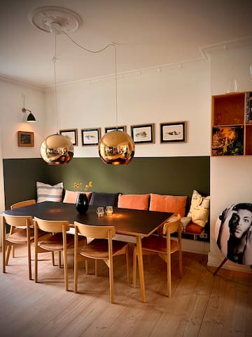 Moderne, rummeligt byhus tæt ved centrum