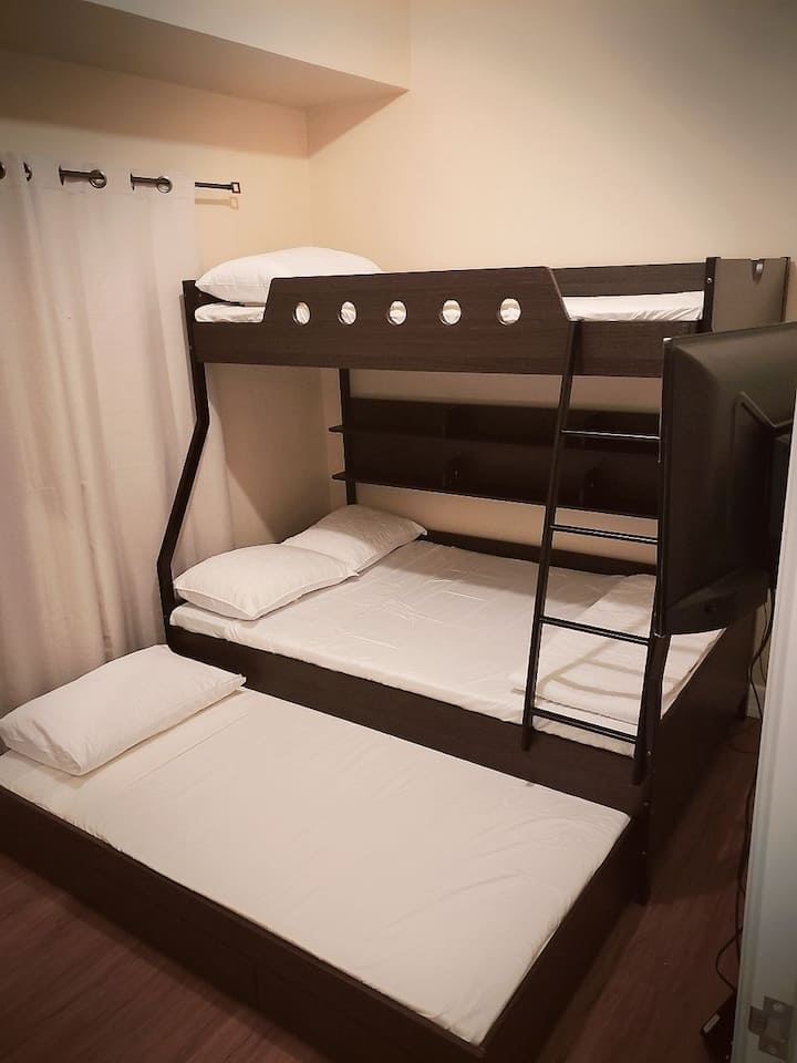 Chumba chetu cha 2 cha kulala kina Kitanda cha Ghorofa ambacho kinaweza kuchukua Wageni 4.
Ukubwa mmoja juu ya Sehemu ya Juu, Ukubwa maradufu wa kiwango cha kati na kitanda kimoja cha trundle/kuvuta nje hapa chini. Nzuri sana kwa Familia Zinazosafiri ambazo zina watoto!