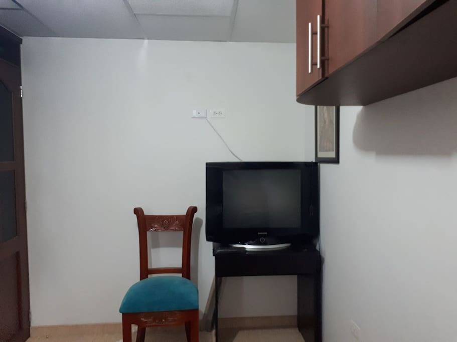 televisor de la habitación, en la sala también hay un televisor que podrá ser usado por los huéspedes