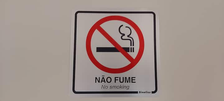 Zabranjeno pušenje unutar prostora, vanjski prostor ima prostor rezerviran za pušače.