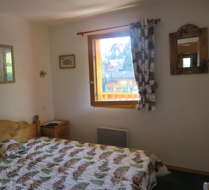 Habitación con 2 camas individuales, TV, armarios empotrados y vistas a las pistas