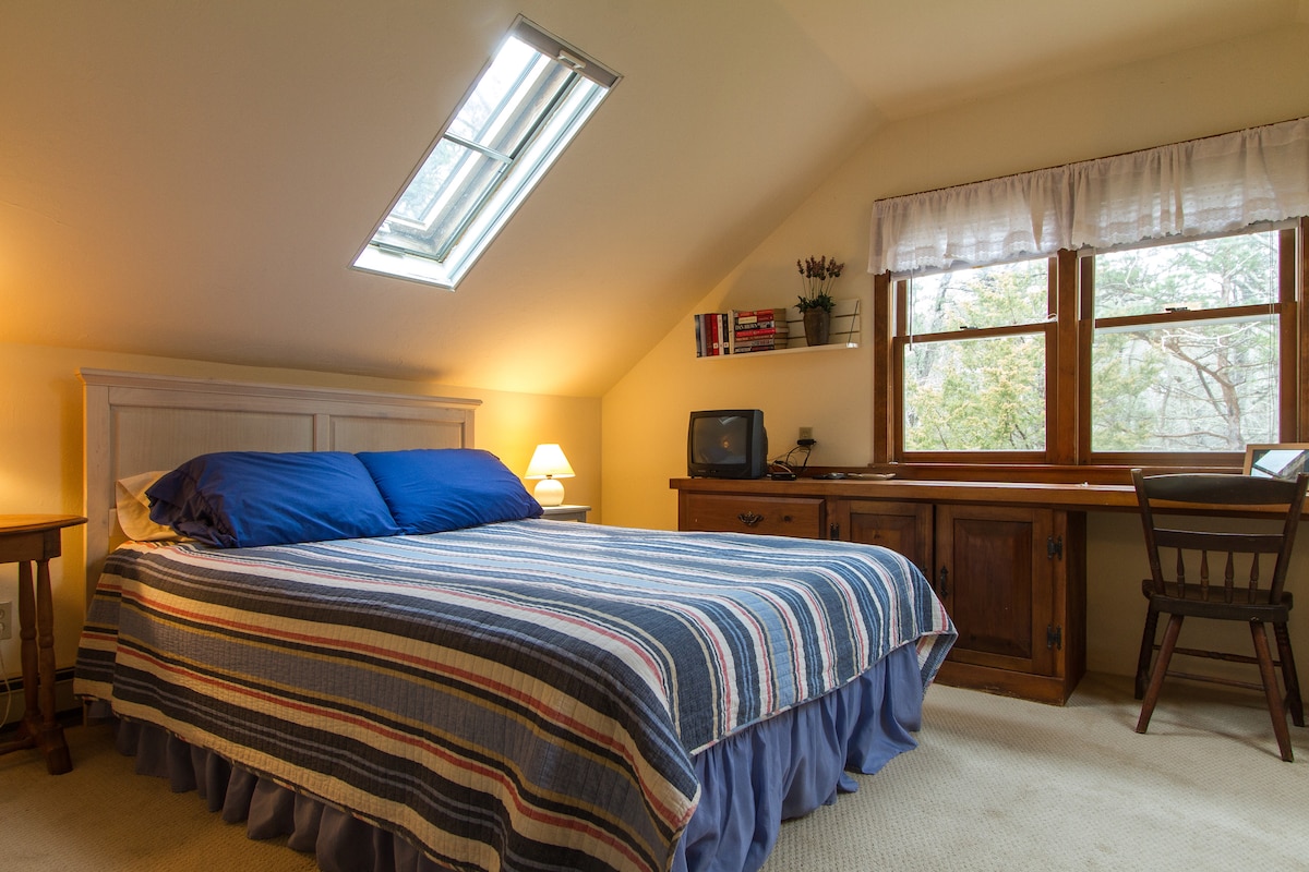 楼上卧室（ 2 ）配有标准双人床和两个天窗。