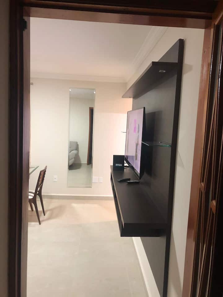 ห้องนั่งเล่นและห้องรับประทานอาหารวิวจากห้องโถงในพื้นที่ใกล้ชิดพร้อมแพ็คเกจเคเบิลทีวี HD มิกซ์และ WI-FI 240 MB (Claro/NET) มีกระจกในแนวตั้ง